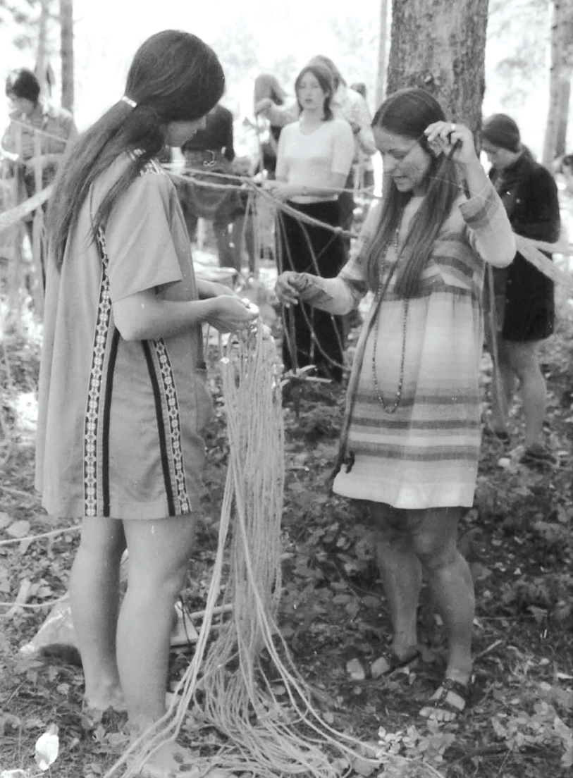 Craft enthusiasts learn the art of netting at ACC’s 1971 Craft-In, the first in a series of back-to-the-land gatherings held in Colorado.