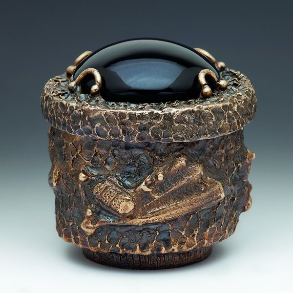 Lidded box made of bronze and black onyx. 