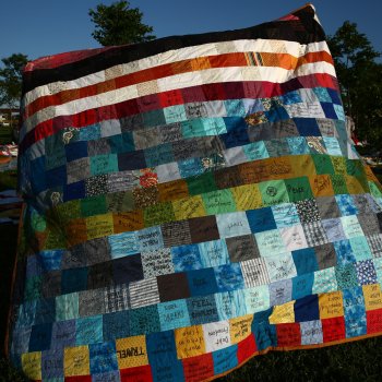 A participant unfolds a quilt designed by Maggie Thompson 